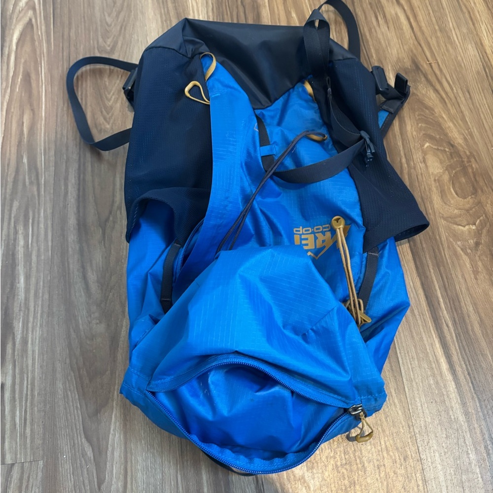REI Flash 22 Blue Backpack - Picture 3 of 4
